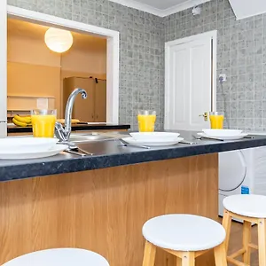  Guest house Shirley House: Centre Self-catering With Smart Access